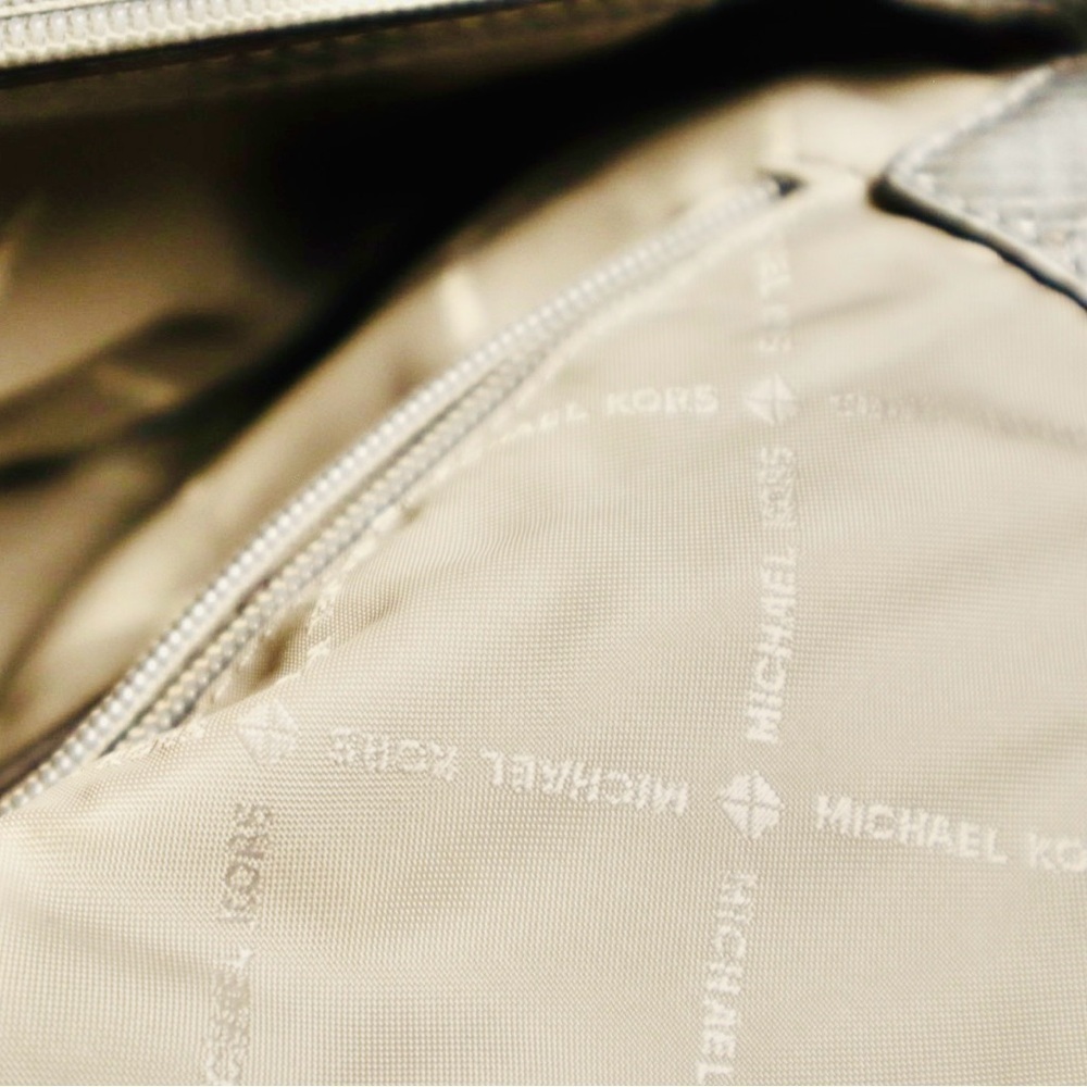 “HOST PICK” MICHAEL KORS Metallic Silver Quilted Leather with a Chain Strap - Picture 13 of 17